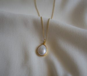 single natural freshwater pearl pendant necklace